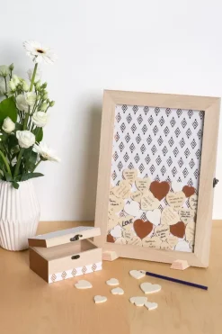 New Baúl de madera con 53 corazones Maderas