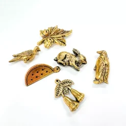 Sale Set de 6 cuentas con formas doradas Bisutería